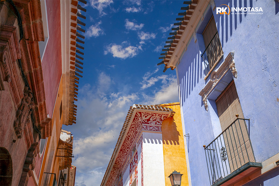 Calle con viviendas en Murcia.